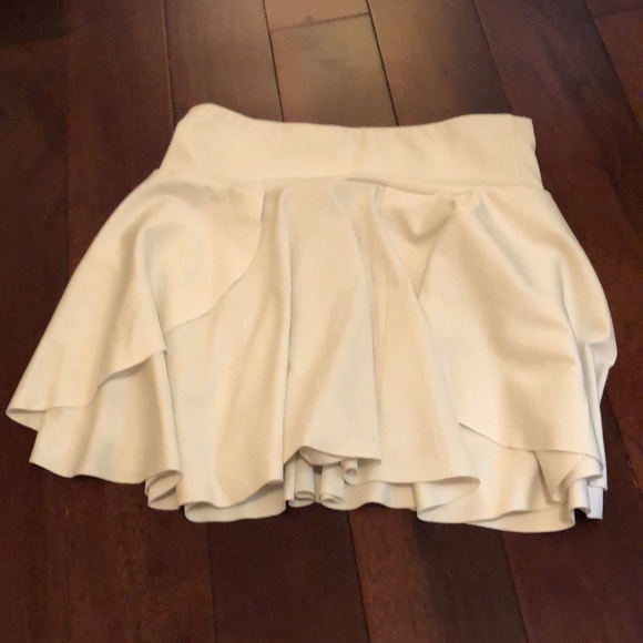 White skort size XS. Worn maybe twice. Like new with pockets - Picture 3 of 4